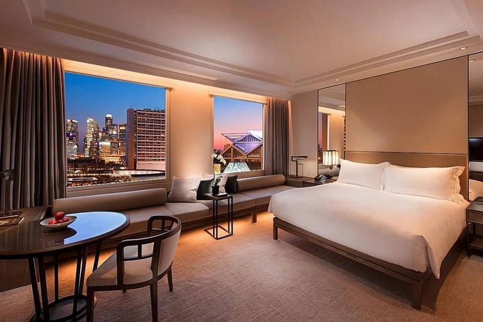 TINGKAT KEMAHIRAN: Conrad Centennial Singapore terus melatih kakitangannya untuk membina daya tahan hotel dari segi operasi dan kurangkan gangguan. - Foto CONRAD CENTENNIAL SINGAPORE