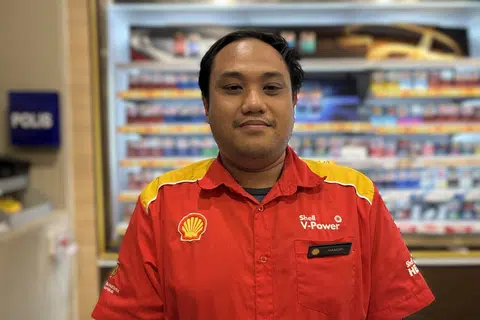 Kakitangan stesen minyak di Gombak, Selangor, Encik Handri Ayob, 35 tahun.