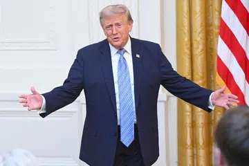 residen Amerika Syarikat, Donald Trump, memuktamadkan peraturan baharu yang mengehadkan tempoh visa pelajar asing kepada maksimum empat tahun, manakala wartawan asing hanya dibenarkan berada di negara itu selama 240 hari bagi setiap kemasukan. Langkah itu adalah sebahagian daripada usaha pentadbirannya untuk mengetatkan dasar imigresen, namun dikritik kumpulan media dan institusi pendidikan tinggi kerana dikhuatiri menjejaskan kebebasan media serta daya tarikan universiti Amerika Syarikat kepada pelajar antarabangsa.