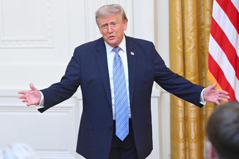 residen Amerika Syarikat, Donald Trump, memuktamadkan peraturan baharu yang mengehadkan tempoh visa pelajar asing kepada maksimum empat tahun, manakala wartawan asing hanya dibenarkan berada di negara itu selama 240 hari bagi setiap kemasukan. Langkah itu adalah sebahagian daripada usaha pentadbirannya untuk mengetatkan dasar imigresen, namun dikritik kumpulan media dan institusi pendidikan tinggi kerana dikhuatiri menjejaskan kebebasan media serta daya tarikan universiti Amerika Syarikat kepada pelajar antarabangsa.
