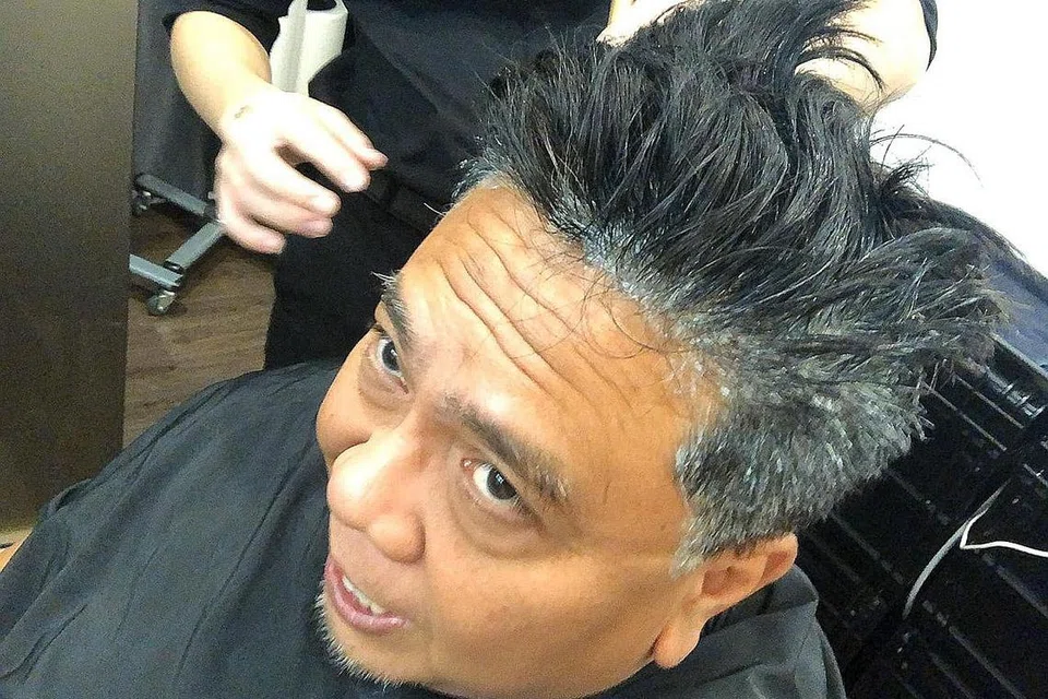 Gambar atas pula menunjukkan masker rambut disapu pada kulit kepala Suhaimi semasa rawatan, untuk memperkukuh akar-akar rambut.