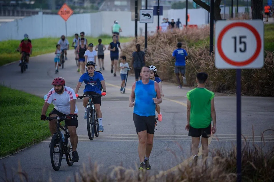 Lebih ramai keluar bersenam... - AMAL GAYA HIDUP SIHAT: Memandangkan beberapa undang-undang yang masih belum dilonggar ditengah-tengah penularan Covid-19, ia telah mendorong lebih ramai untuk mempraktikkan gaya hidup yang lebih sihat termasuk bersenam. - Foto BH oleh MARK CHEONG