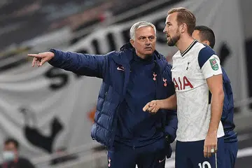 TERUS CEMERLANG: Jose Mourinho (kiri) akan mengharapkan tenaga penggempur pasukan, Harry Kane (kanan), dapat terus beraksi cemerlang di hadapan pintu gawang lawan apabila mereka mengharungi cabaran seterusnya. - Foto REUTERS