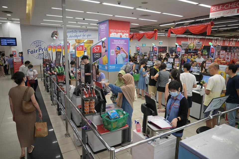 BUKA SEPANJANG HARI: Sejumlah 42 cawangan pasar raya FairPrice akan beroperasi sepanjang hari pada 10 Februari ini, bersamaan hari pertama Tahun Baru Cina.