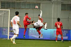 Penyerang Vietnam, Nguyen Xuan Son,melakukan aksi sepakan bicycle kick, dengan kapten dan pemain pertahanan Singapura Safuwan Baharudin (jersi nombor 21) cuba menghalang percubaan Xuan Son. Barisan pertahanan Singapura, bijak mengawal Xuan Son sepanjang perlawanan separuh akhir pertama Piala Mitsubishi Electric 2024 pada 26 Disember di Stadium Jalan Besar. 