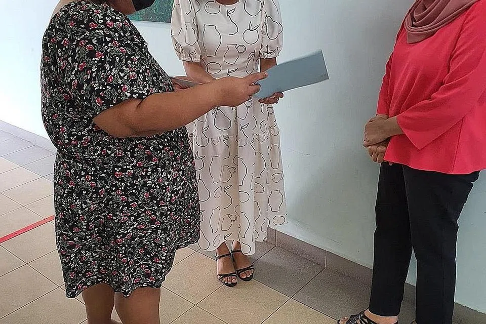 BANTU MANGSA KEGANASAN KELUARGA: Pengarah Eksekutif Casa Raudha, Cik Zaharah Ariff, (kanan) berbincang bersama kakitangannya termasuk Cik Nurul Syahirah Abd Rashid (tengah). Casa Raudha mempunyai 14 kakitangan, termasuk lapan yang menyokong operasi dan pengurusan rumah tumpangan itu. - Foto CASA RAUDHA