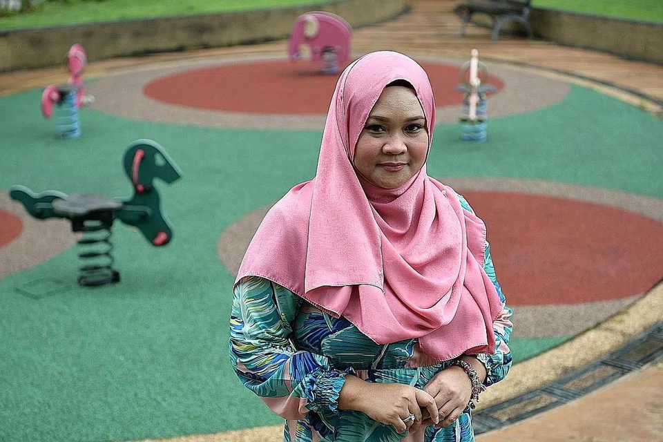 MENYUMBANG KEPADA MASYARAKAT SEBAGAI RATU CANTIK DAN SUKARELAWAN: Cik Linda, bekas ratu cantik, yang baru sahaja menyertai The Chapal Malay Dementia Community mempunyai tekad untuk menyediakan persekitaran yang selamat dan masyarakat yang penyayang bagi pesakit demensia. - Foto BM oleh NG SOR LUAN