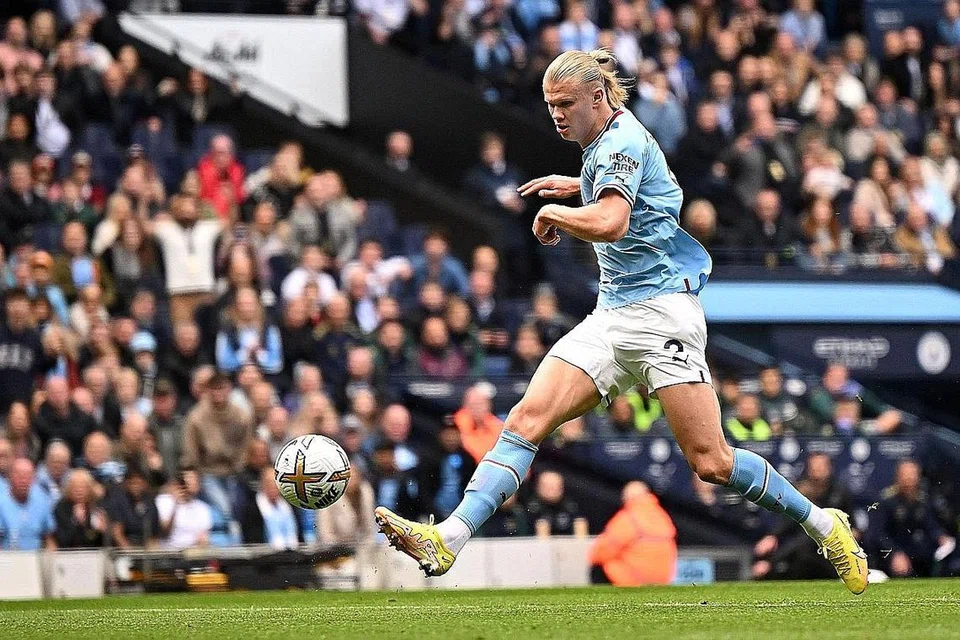 PRESTASI CEMERLANG: Dengan musim hanya berusia 12 perlawanan, Erling Haaland telah pun menjaringkan 15 gol Liga Perdana England dan lagi lima gol dalam Liga Juara-Juara. - Foto AFP