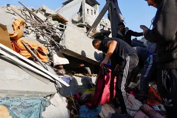  ISRAEL MENGGEMPUR: Para penduduk mencari dan cuba menyelamatkan mangsa yang terbunuh dan tercedera dalam serangan udara tentera Israel di Khan Younis, selatan Gaza, pada 10 Disember.