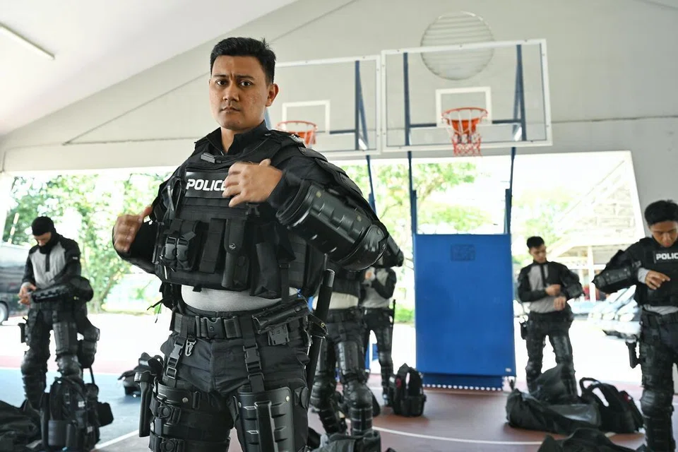 Latihan yang dijalani pegawai Pasukan Operasi Khas (SOC) seperti Staf Sarjan Kanan Abdul Khair Abdul Jalil. 