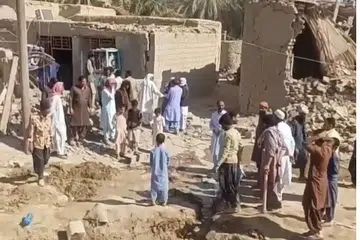 LIHAT KESAN SERANGAN: Orang ramai berkumpul berhampiran tapak serangan tentera Pakistan ke atas satu kampung di Iran.