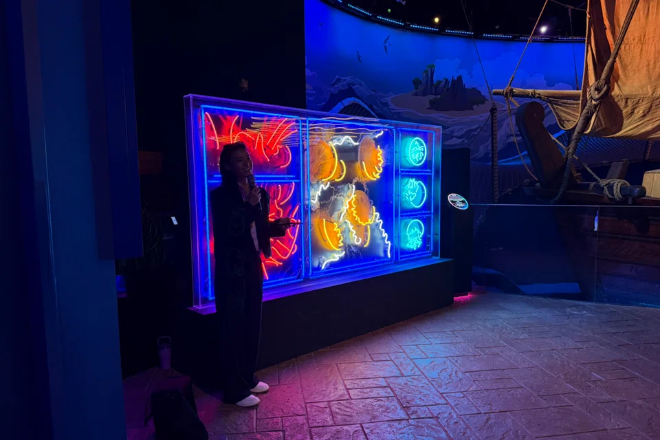 Oceanic Glow menampilkan karya artis ‘neon glass’ pertama Singapura, Megan Foo (@maegzter), yang mendapat inspirasi daripada hidupan marin serta penggunaan cahaya oleh haiwan bawah laut sebagai medium komunikasi.