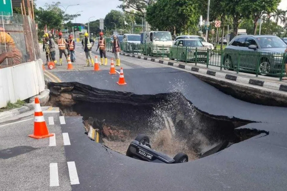 Seorang wanita dibawa ke hospital selepas keretanya terjatuh ke dalam lubang benam yang terbentuk di Tanjong Katong Road, berhampiran kondominium One Amber, pada 26 Julai.