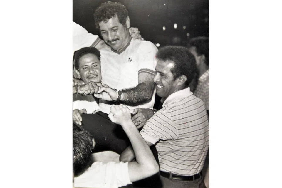 WIRA 'DIJULANG': Hussain diangkat para penyokong Singapura yang meraikan kejayaan pasukan nasional. - Foto fail