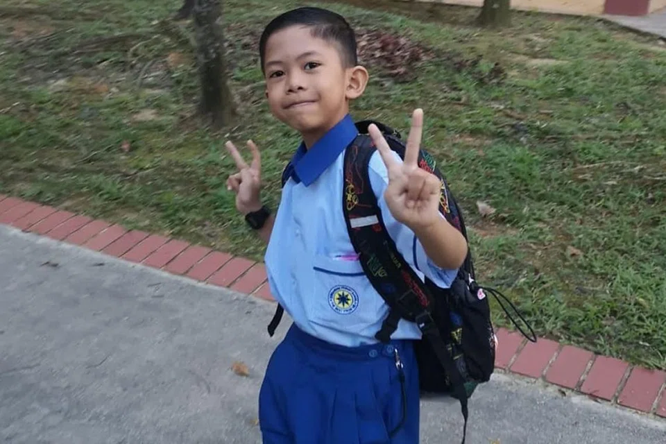 PERSEDIAAN AWAL: Khalish bersedia untuk menghadapi hari pertamanya di sekolah baru setelah membuat persediaan awal bersama ibu bapanya. - Foto ihsan NUR AMANINA ISMAIL