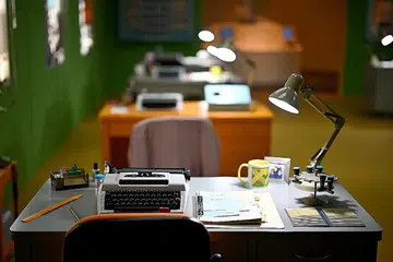 MESIN LAMA: Para pengunjung boleh berinteraksi dengan elemen sentuhan seperti menaip pada mesin taip dan melihat model awal komputer oleh IBM dan Apple - yang pernah menjadi pemandangan biasa di pejabat pada era itu - memberi pengunjung peluang untuk menikmati hari di pejabat ketika itu. Skrin komputer juga menjadi hidup dengan anekdot peribadi menggunakan objek teknologi harian untuk pelawat. - Foto BH oleh LIM YAOHUI