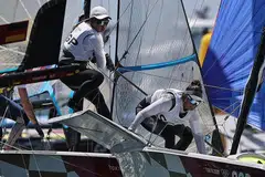 PUAS HATI: Lim (kiri) dan Low ketika beraksi di perlumbaan pingat 49er FX di Pelabuhan Kapal Layar Enoshima pagi semalam. - Foto REUTERS