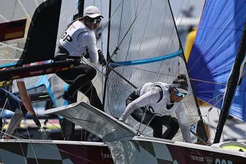 PUAS HATI: Lim (kiri) dan Low ketika beraksi di perlumbaan pingat 49er FX di Pelabuhan Kapal Layar Enoshima pagi semalam. - Foto REUTERS