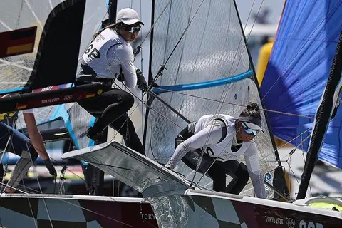 PUAS HATI: Lim (kiri) dan Low ketika beraksi di perlumbaan pingat 49er FX di Pelabuhan Kapal Layar Enoshima pagi semalam. - Foto REUTERS