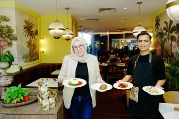 Pengasas Pomegranate, Cik Najihah Salim bersama Cef Nazrin Shah sebagai perunding bagi pembangunan menu dan hala tuju makanan kafe tersebut.