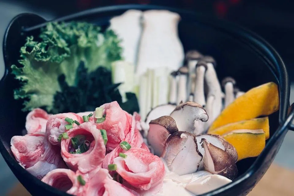 SET SHABU-SHABU: Nikmati daging dihiris tipis dalam sup ‘hot pot’ kolagen ayam yang kaya dengan perisa dan berkhasiat. Set ini sesuai untuk dua orang pada harga $58.80.