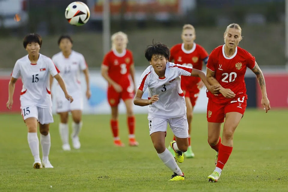 Pasukan bola sepak wanita Korea Utara (berjersi putih) pernah menjadi antara pasukan terhandal dunia.