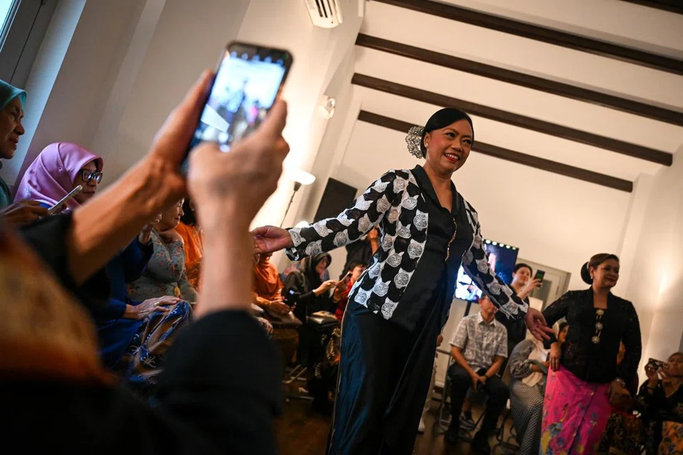 MARI MENARI: Dihasilkan bersama Kebaya Société, pameran yang dibuka kepada orang ramai itu, mempamerkan kebaya vintaj yang indah dan rumit untuk direka.