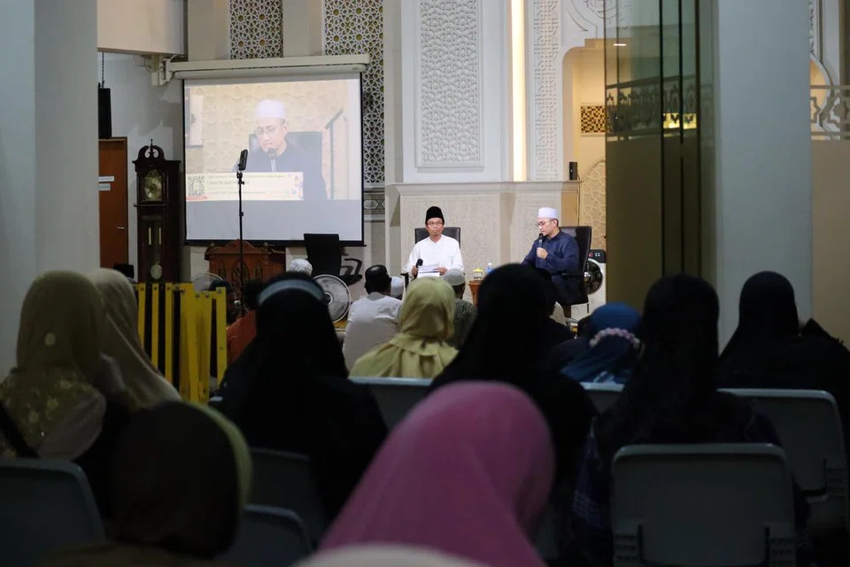Tetamu undangan bagi program ‘Night of Power’ di Masjid Mujahidin ialah Timbalan Mufti,
Ustaz Izal Mustafa Kamar (kanan). Program ‘Night of Power’ 2024 mendapat sambutan lebih baik berbanding tahun sebelumnya.