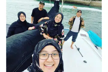 SERONOK DI KAPAL LAYAR PRIVET: Cik Diana (tengah) dan keluarganya telah menempah kapal layar privet untuk menyambut hari jadi ayah mereka yang ke-71 tahun baru-baru ini. Bersama dalam gambar (dari kiri, atas) Cik Nur Zetty Abd Kadir, Iskandar Shah Salleh dan Abd Kadir Saleh. (Bawah) Cik Nur Atiqa Abd Kadir. - Foto ihsan CIK NUR DIANA ABD KADIR