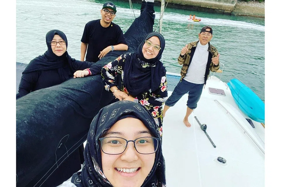 SERONOK DI KAPAL LAYAR PRIVET: Cik Diana (tengah) dan keluarganya telah menempah kapal layar privet untuk menyambut hari jadi ayah mereka yang ke-71 tahun baru-baru ini. Bersama dalam gambar (dari kiri, atas) Cik Nur Zetty Abd Kadir, Iskandar Shah Salleh dan Abd Kadir Saleh. (Bawah) Cik Nur Atiqa Abd Kadir. - Foto ihsan CIK NUR DIANA ABD KADIR