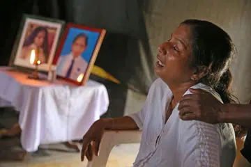 RATAPAN PILU: Ibu kepada mangsa berusia 13 tahun meratap sedih apabila anaknya menjadi antara mangsa siri letupan di gereja dan hotel mewah di Sri Lanka kelmarin. - Foto REUTERS