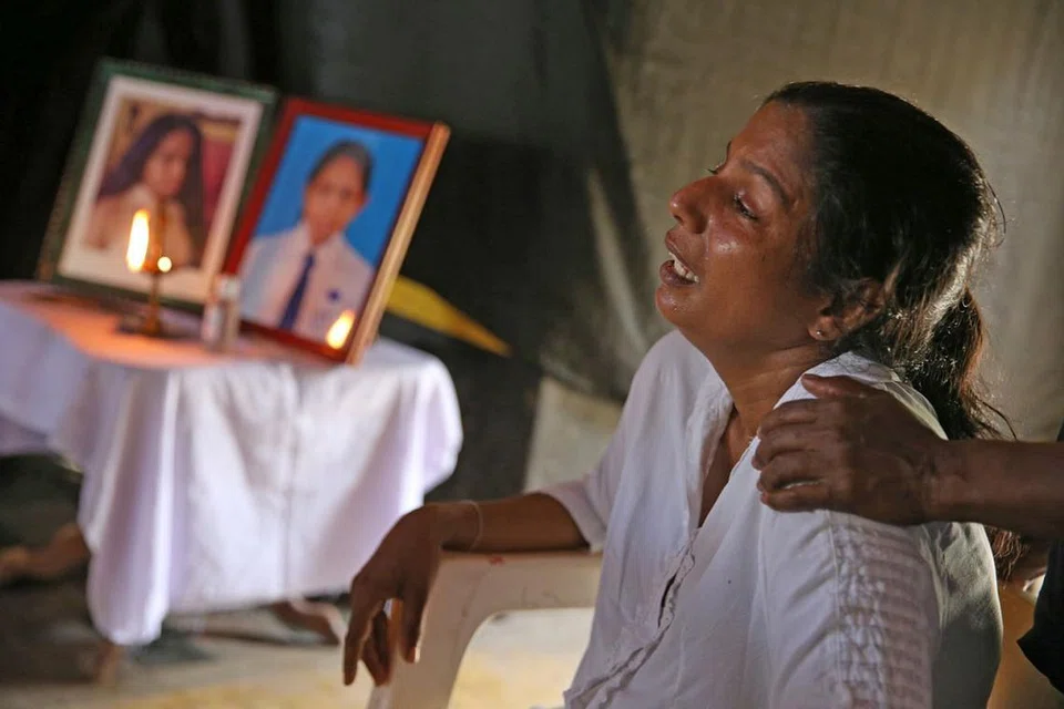 RATAPAN PILU: Ibu kepada mangsa berusia 13 tahun meratap sedih apabila anaknya menjadi antara mangsa siri letupan di gereja dan hotel mewah di Sri Lanka kelmarin. - Foto REUTERS