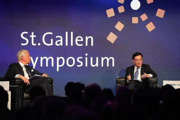 PERJELAS CARA SINGAPURA: Timbalan Perdana Menteri Heng Swee Keat menjawab soalan di Simposium St. Gallen ke-49, di Switzerland mengenai cara pemerintah Singapura membina kepercayaan dengan rakyat sedang di banyak negara lain kepercayaan itu sudah luntur. Di kiri ialah pengerusi simposium yang juga bekas pengarah urusan syarikat perundingan McKinsey, Encik Dominic Barton. - Foto CMG