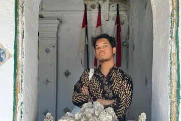 TERTAWAN DENGAN WARISAN: Aqil Nazhan Ahmad Rifa’ai  tertarik pada khazanah budaya dan sejarah di Cirebon.