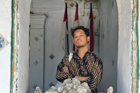 TERTAWAN DENGAN WARISAN: Aqil Nazhan Ahmad Rifa’ai  tertarik pada khazanah budaya dan sejarah di Cirebon.