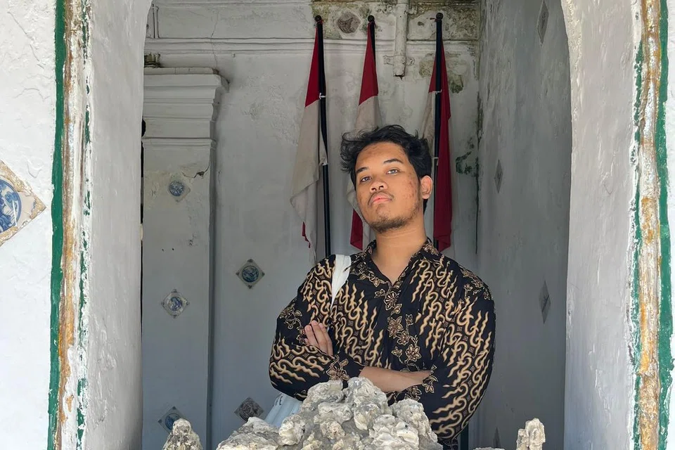 TERTAWAN DENGAN WARISAN: Aqil Nazhan Ahmad Rifa’ai  tertarik pada khazanah budaya dan sejarah di Cirebon.