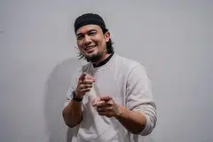 ALIH TUMPUAN: Sejak pandemik melanda, pelakon dari Malaysia Saharul Ridzwan mula berniaga produk penjagaan kulit, Qaabila, langkah yang memberinya lebih masa buat keluarga. - Foto BH oleh NUR DIYANA TAHA.