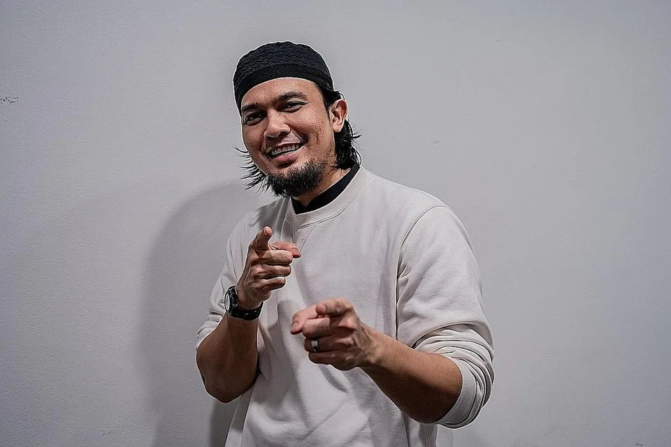 ALIH TUMPUAN: Sejak pandemik melanda, pelakon dari Malaysia Saharul Ridzwan mula berniaga produk penjagaan kulit, Qaabila, langkah yang memberinya lebih masa buat keluarga. - Foto BH oleh NUR DIYANA TAHA.