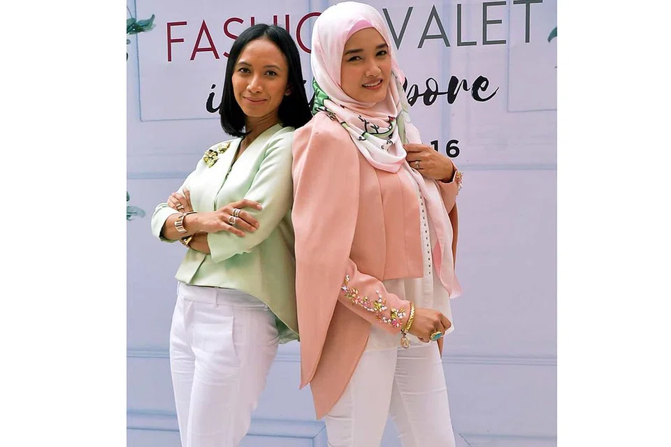 TUKAR GAYA: Jika hendak ke majlis santai, blaus merah jambu seperti di gambar kanan boleh digayakan dengan seluar seperti yang dipapar dalam gambar atas oleh pemakainya (kiri), tetapi dalam warna hijau. Begitulah sifat 'versatile' baju Raya serba guna.