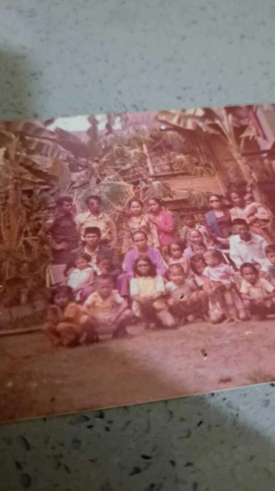 Gambar Encik Harujuna ( belakang, dua dari kiri) bersama keluarganya di Parepare, setelah berakhir pemberontakan Abdul Kahar Muzakkan di Sulawesi Selatan.