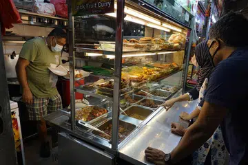 UJIAN DIPERLUAS: Sebagai sebahagian usaha progresif menjalankan ujian kemasyarakatan dipertingkat, Kementerian Kesihatan (MOH) akan memperluas ujian Covid-19 kepada pengendali gerai di dalam dan sekitar Pusat Tekka.Operasi ujian itu akan dikendalikan berhampiran stesen MRT Little India mulai Khamis (26 November). - Foto FAIL