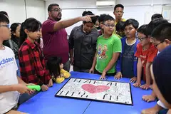 PERKUKUH SEMANGAT BERPASUKAN: Encik Muhammad Akram (dua dari kiri) bersama remaja yang menghasilkan papan kata-kata perangsang. - Foto BM oleh DESMOND FOO