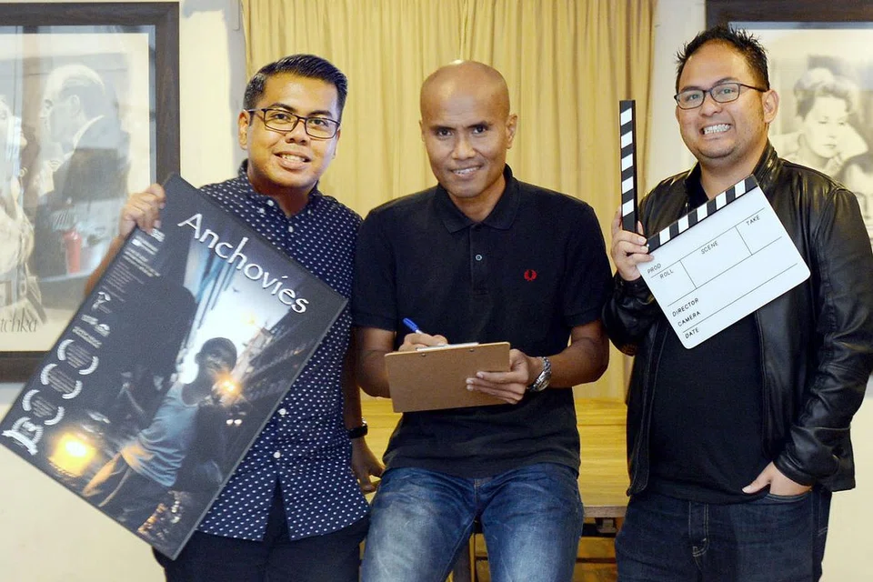 KONGSI GEMBIRA: Tiga pengarah filem Singapura - (dari kiri) Zulkifli Salleh, Sanif Olek dan M. Raihan Halim - yang telah berjaya menayangkan filem masing-masing di pesta filem antarabangsa turut berbangga dengan kejayaan pengarah muda Boo Junfeng, pengarah filem Apprentice di Pesta Filem Cannes. - Foto TAUFIK A. KADER