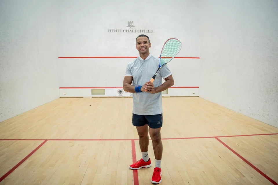 Juara nasional skuasy empat kali, Mohamed Rizal Abdul Kadir, telah mempamerkan disiplin, dedikasi dan semangat juang yang tinggi sepanjang sekitar dua dekad mewakili Singapura dalam sukan ini. Beliau turut beraksi di tiga edisi Sukan SEA selain mewakili negara di pelbagai kejohanan besar lain. Kini berusia 45 tahun, Rizal masih bermain sukan ini dalam masa lapangnya dalam usaha mengekalkan kesihatannya.