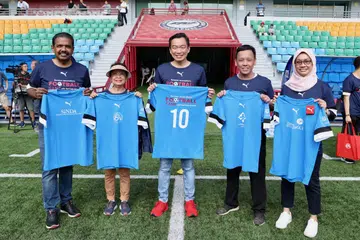 ERAT IKATAN: (Dari kiri) Ketua Pegawai Eksekutif (CEO) Persatuan Pembangunan Masyarakat India Singapura (Sinda), Encik Anbarasu Rajendran; Presiden Persatuan Serani (EA), Cik Sandra Theseira; Setiausaha Parlimen Kanan (Kebudayaan, Masyarakat dan Belia merangkap Pembangunan Sosial dan Keluarga), Encik Eric Chua; CEO Majlis Bantuan Pembangunan Masyarakat Cina (CDAC), Encik Tan Yap Kin; dan CEO Yayasan Mendaki, Cik Zuraidah Abdullah, melancarkan kem bola sepak berbilang kaum di Stadium Jalan Besar pada pagi Isnin.
