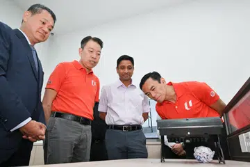 Dalam satu lawatan ke EcoSpace Pest Management di Tampines North pada 15 Julai, (dari kanan) Pengerusi Kluster Tiga Pihak bagi Pengurusan Haiwan Perosak (TCPM), Dr Wan Rizal Wan Zakariah; Menteri Negara (Tenaga Manusia merangkap Kebudayaan, Masyarakat dan Belia), Encik Dinesh Vasu Dash; Penolong Setiausaha Agung Kongres Kesatuan Sekerja Kebangsaan (NTUC), Encik Melvin Yong serta Pengerusi Bersama TCPM, Encik Kung Teong Wah, dibawa meninjau kemudahan di situ.