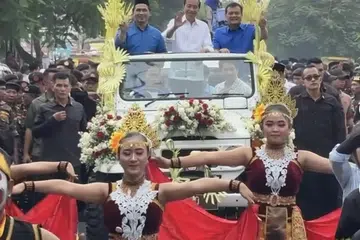 Mantan Presiden Indonesia, Encik Joko ‘Jokowi’ Widodo (tengah), menyertai perarakan kempen di Purwokerto untuk menyokong calon Gabenor dan Timbalan Gabenor Jawa Tengah, Encik Ahmad Luthfi dan Encik Taj Yasin. 