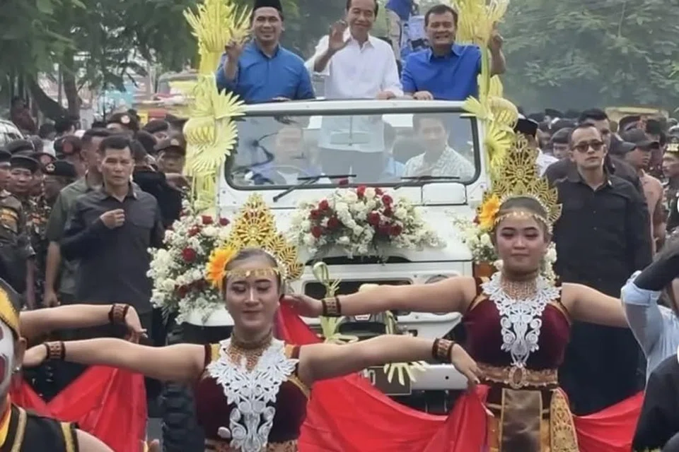 Mantan Presiden Indonesia, Encik Joko ‘Jokowi’ Widodo (tengah), menyertai perarakan kempen di Purwokerto untuk menyokong calon Gabenor dan Timbalan Gabenor Jawa Tengah, Encik Ahmad Luthfi dan Encik Taj Yasin. 