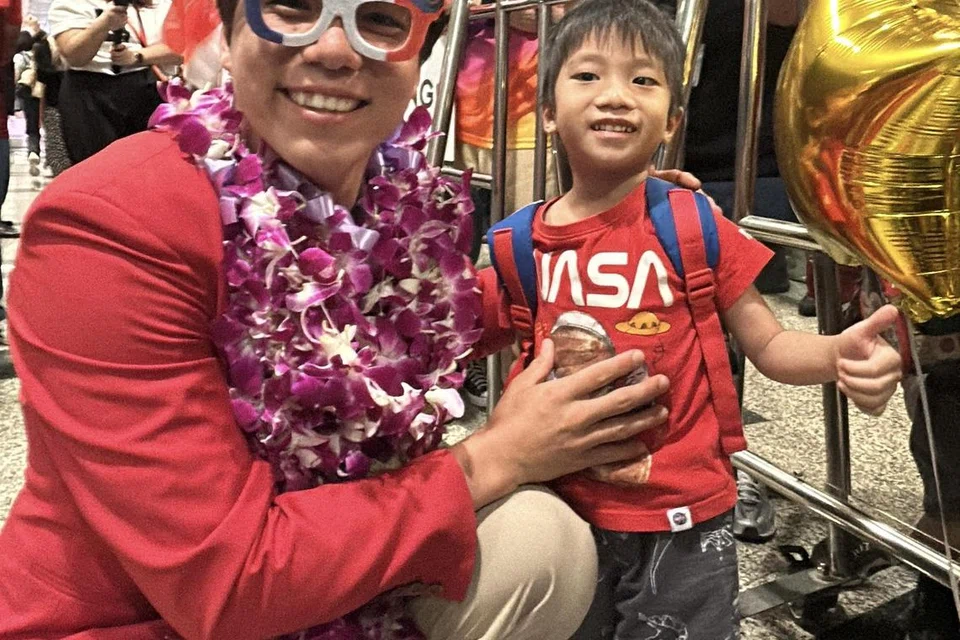Atlet luncur lelayang, Maximilian Maeder (kiri), disambut peminat di Terminal 3 Lapangan Terbang Changi pada 13 Ogos setelah meraih pingat gangsa dari Sukan Olimpik Paris. 