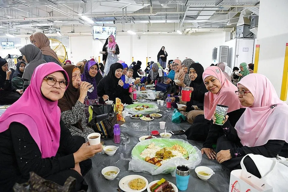 PELIHARA ALAM SEKITAR: Jemaah Masjid Maarof membawa cawan masing-masing untuk berbuka puasa di masjid tersebut. Ini adalah sebahagian kempen 'Bawa Cawan Anda Sendiri'. - Foto BH oleh KHALID BABA